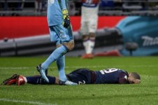 1089533-l-attaquant-du-psg-kylian-mbappe-sonne-apres-un-choc-violent-avec-le-gardien-lyonnais-lo.jpg